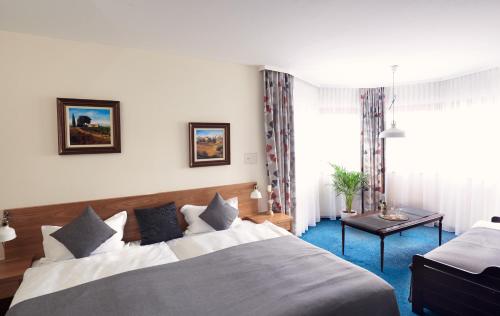 因斯布鲁克穆特尔霍夫旅馆的酒店客房设有两张床和一张桌子。