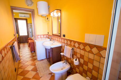 切法卢Appartamento da sogno a bordo mare的一间带水槽、卫生间和镜子的浴室