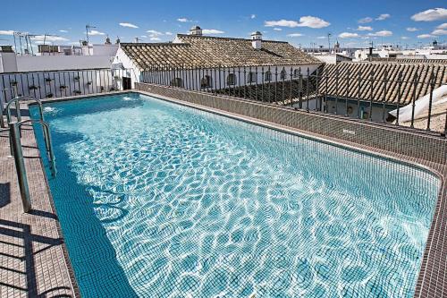 塞维利亚Hospes Las Casas Del Rey De Baeza, Seville, a Member of Design Hotels的大楼顶部的大型游泳池
