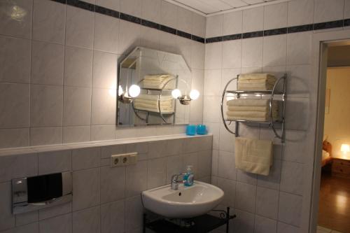 鲁斯特吉瑞尔酒店的浴室配有盥洗盆、镜子和毛巾