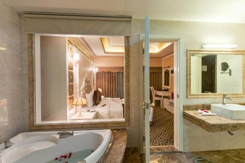 荣市孟清宋林奢华酒店的带浴缸和盥洗盆的浴室