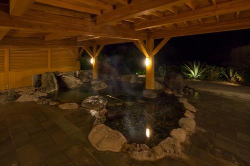 下田伊豆急酒店的夜间在木亭下的一个池塘
