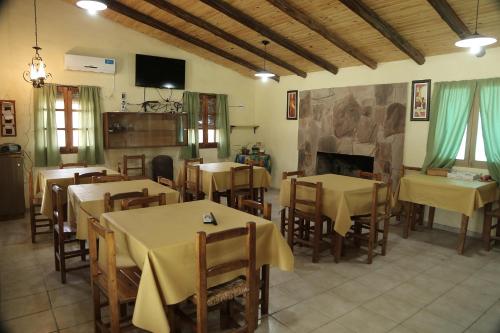 阿尔韦亚尔将军镇考乐杰洛萨帕拉莱斯乡村民宿的一间带桌椅和壁炉的餐厅