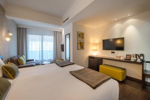 马德里文奇中心酒店的酒店客房设有一张大床和一台电视机。