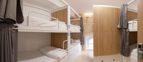 UP瓦伦西亚旅舍客房内的一张或多张双层床