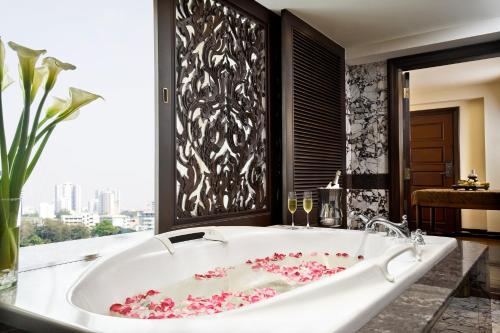 曼谷曼谷安納塔拉暹邏酒店的浴室内设有一个粉红色花卉浴缸