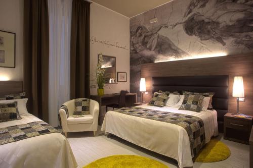 罗马马肯托尼欧酒店的酒店客房设有两张床,墙上挂有绘画作品