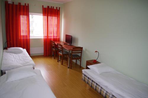 哈普萨卢哈普萨卢运动中心酒店的客房设有两张床、一张桌子和一张桌子。