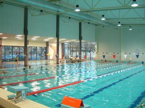 哈普萨卢哈普萨卢运动中心酒店的大房间的一个大型游泳池