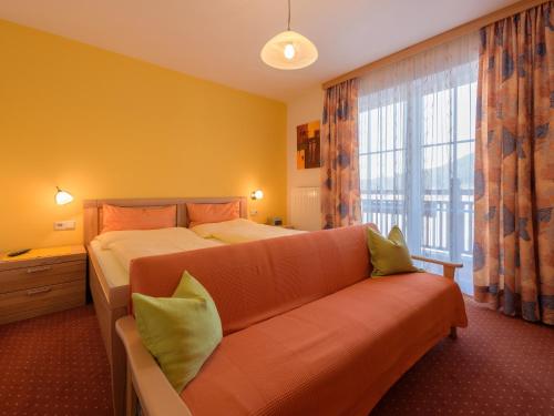 弗拉绍Haus Maier的酒店客房,配有床和沙发