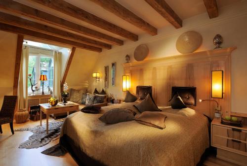 巴特拉斯费伽戈霍夫格拉苏蒂罗莱夏朵精品酒店的一间卧室,卧室内配有一张大床