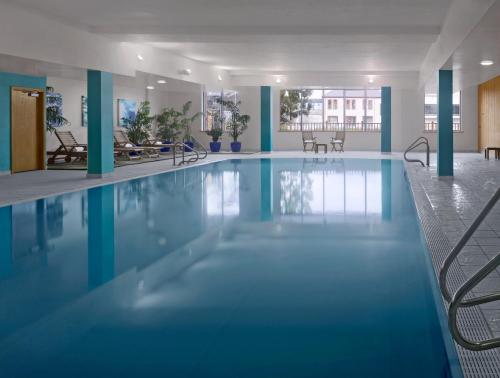 阿斯隆阿斯隆丽笙酒店的大楼内的一个蓝色海水游泳池