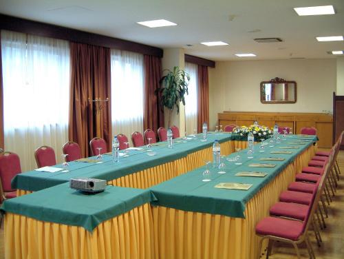 马亚维阿诺特酒店的大型会议室设有长桌和椅子