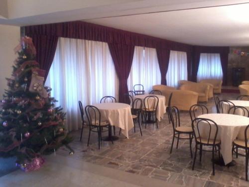利扎诺-因贝尔韦代雷米拉瓦尔2000酒店的一间用餐室,配有圣诞树和桌椅