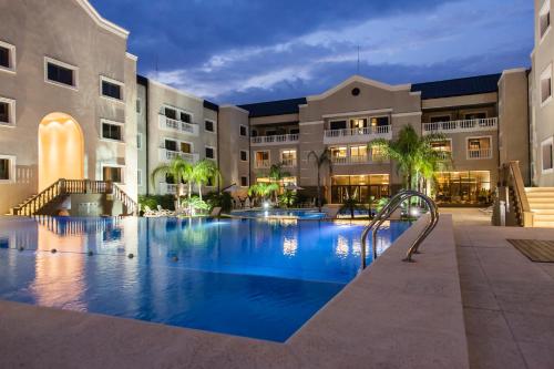 福尔摩沙Howard Johnson Hotel & Casino的一座建筑物中央的游泳池