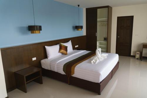 华欣VISA Hotel Hua Hin - SHA Plus的一间卧室,配有两张床
