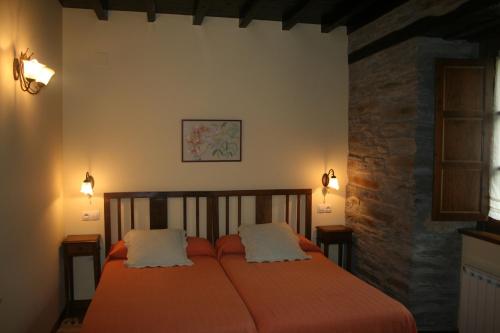 BoalApartamentos Rurales El Palacio de Doiras的一间卧室配有一张带两个枕头的床