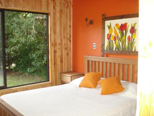 里坎雷Cabañas Rukalafquen的一间卧室设有一张床和一个大窗户