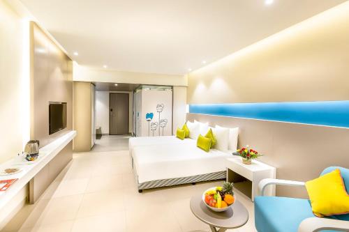 哥印拜陀ZIBE Coimbatore by GRT Hotels的一间酒店客房 - 带一张床和一间浴室