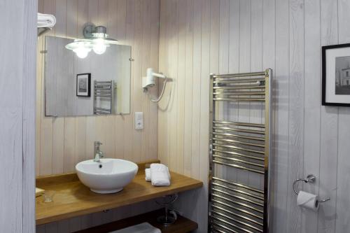Mézos梅佐庄园酒店的一间带水槽和镜子的浴室