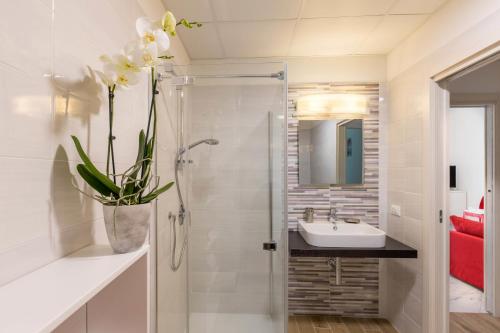 阿科Residence Klima House de Vilos的带淋浴、水槽和花瓶的浴室