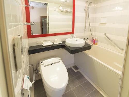 东京Sotetsu Fresa Inn Tokyo-Akasaka的浴室配有白色卫生间和盥洗盆。