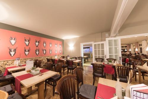 戈斯拉尔沃蒂洛德克罗斯特酒店的一间在房间内配有桌椅的餐厅
