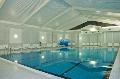 鲍里斯皮尔利吉纳酒店的大型建筑中的大型游泳池
