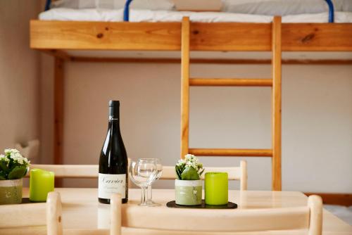 森讷堡森讷堡瓦雷拉贝丹恩旅馆的一张桌子上坐着一瓶葡萄酒和一杯