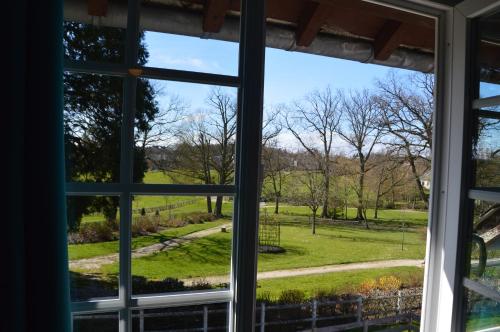 萨尔特河畔勒梅勒安妮科斯酒店的开放式窗户,享有公园的景色