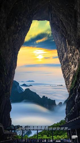 Patio Spring Holiday Inn -- Free round trip pick-up service --Panoramic view of Tianmen Mount