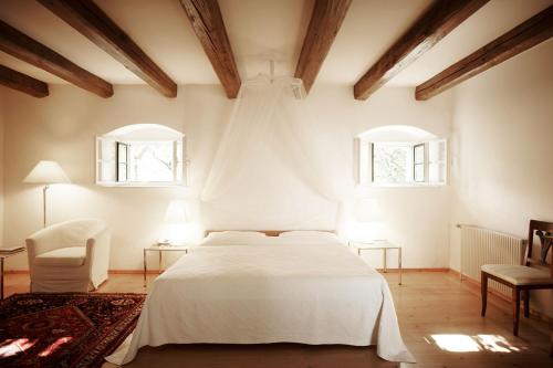 Kirchberg am WagramAlter Winzerkeller的卧室配有白色的床和2扇窗户。