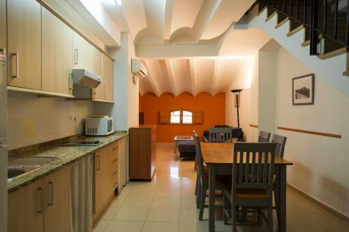 塞戈尔韦Complejo Rural La Belluga的一间带桌子的厨房和一间餐厅