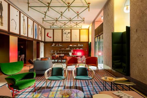 米兰马特朱利亚酒店的大堂设有色彩缤纷的椅子和餐厅