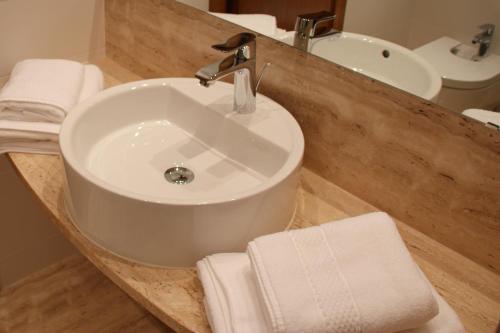 帕尔斯高尔夫海滩公寓式酒店的浴室设有白色水槽和镜子