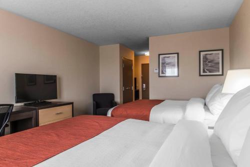 金斯顿品质套房酒店客房内的一张或多张床位
