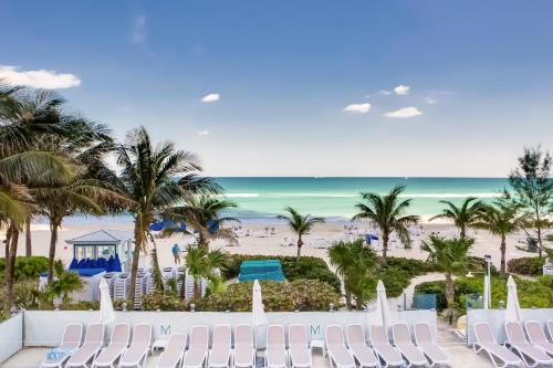 迈阿密海滩Marenas Beach Resort Private Luxury Suites的从度假村的阳台上可欣赏到海滩景色