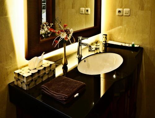 哲帕拉格科乡村旅馆的一间带水槽和镜子的浴室