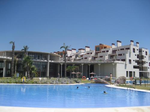 EsteponaApartamentos Parque Botanico的大楼前的大型游泳池