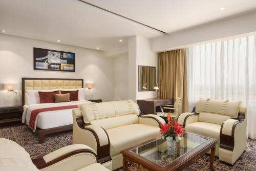 阿格拉Saura Hotel, Agra的酒店客房设有床和客厅。