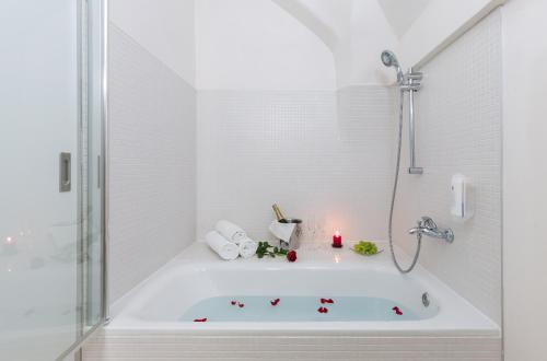 利托米什尔萨梅克里托米索公寓的浴室内配有带蜡烛的浴缸。