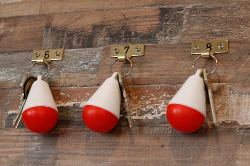东弗利兰维南酒店的木桌上三个红白的圣诞耳环