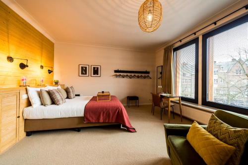 安特卫普Aplace Antwerp boutique flats & hotel rooms的一间卧室配有一张床和一张书桌