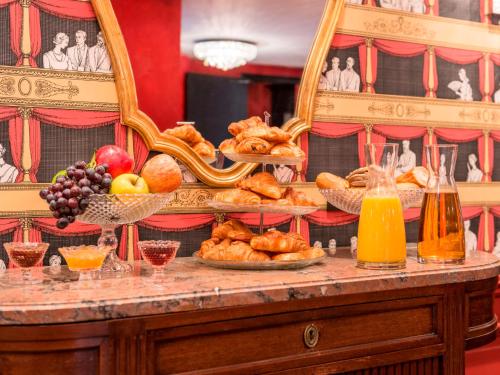 巴黎萨夏酒店的一张桌子上面有很多不同类型的面包