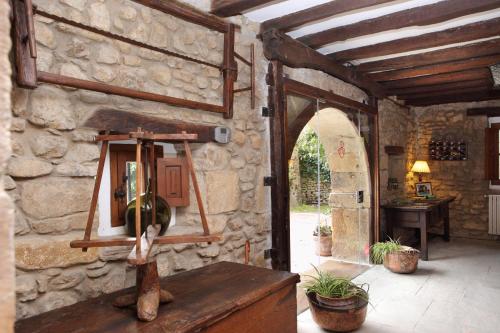 里恩多Posada La Torre de La Quintana的一间设有石墙和入口的房间