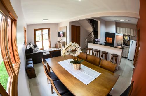格拉玛多Casas dos Alpes的用餐室以及带桌椅的厨房。