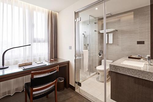 台南月见溪行馆的浴室配有卫生间、盥洗盆和淋浴。