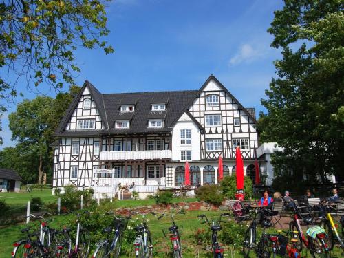 克洛斯特Ferienwohnung Hiddensee Hitthim的一座大房子,前面停放着自行车