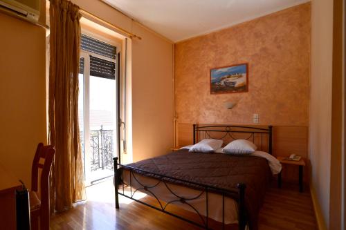 比雷埃夫斯伊莱克特拉比雷埃夫斯酒店的一间卧室设有一张床和一个大窗户