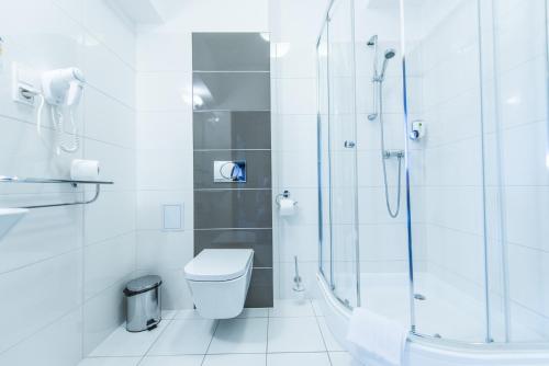 切霍齐内克奥斯特里亚会议及Spa酒店的带淋浴和卫生间的白色浴室